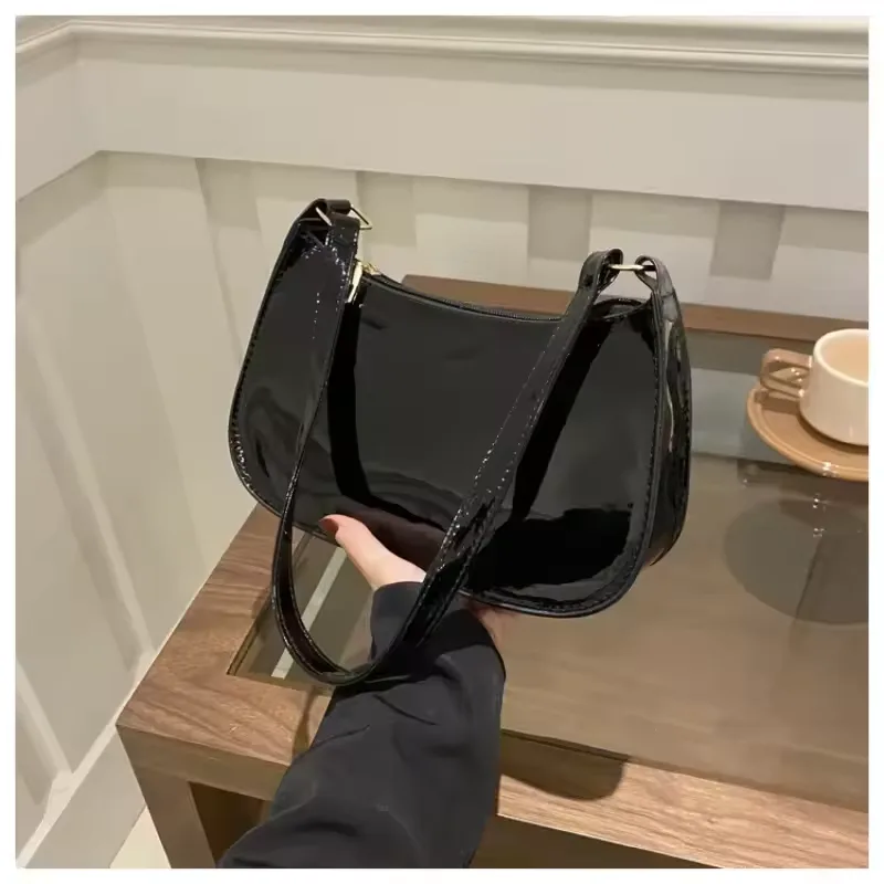 Bolso charol compacto con acabado brillante